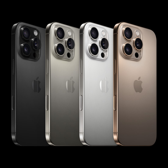 Vedere posterioara a unui iPhone 16 Pro, toate cele patru culori, Titan negru, Titan alb, Titan natural si Titan desertic.