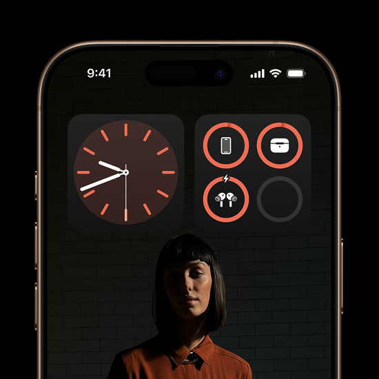Ecranul Super Retina XDR pe iPhone 16 Pro pe Titan desertic