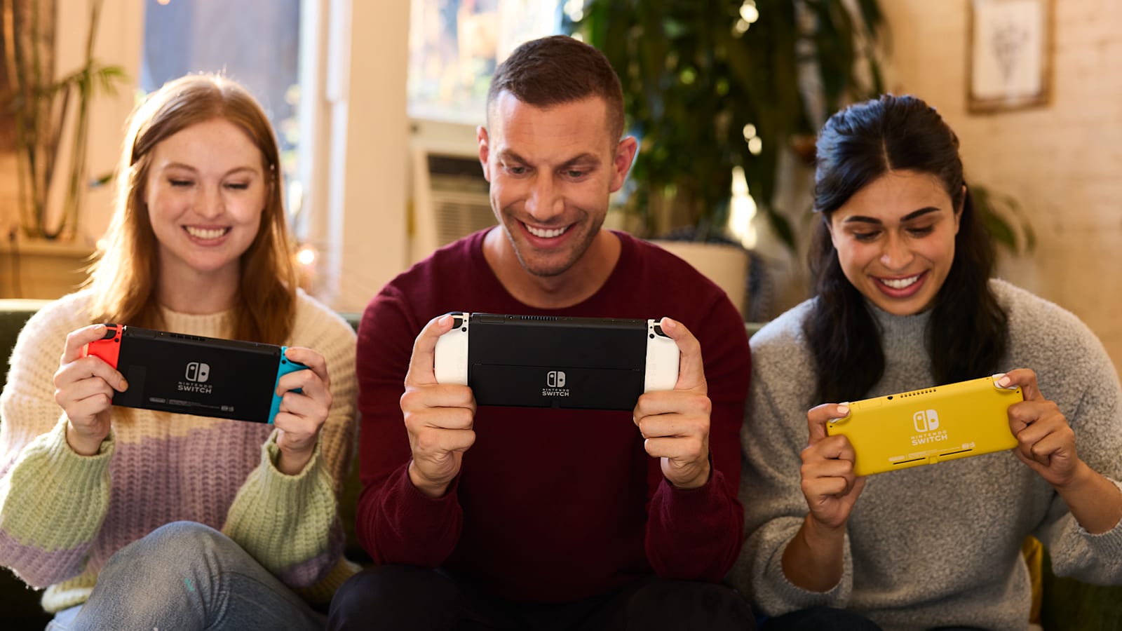 16.9_ProductOverview_NintendoSwitchOLED_LifestyleFriends_enNOE.jpg (1600×900)