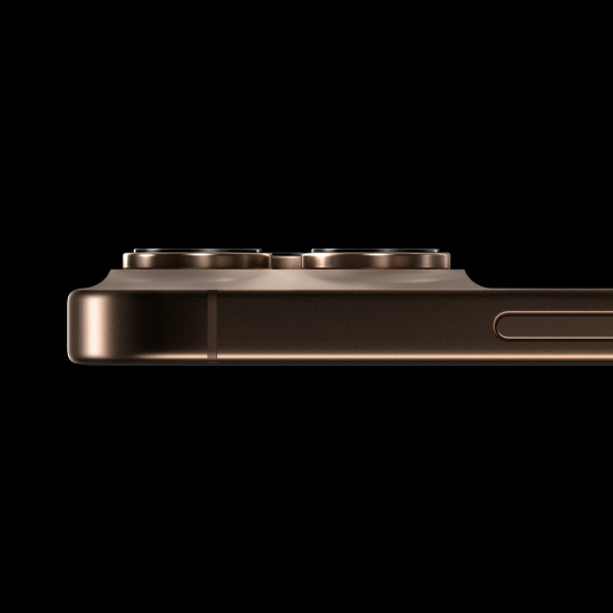 iPhone 16 Pro pe Titan desertic, exterior lateral, sistem proeminent de camere Pro